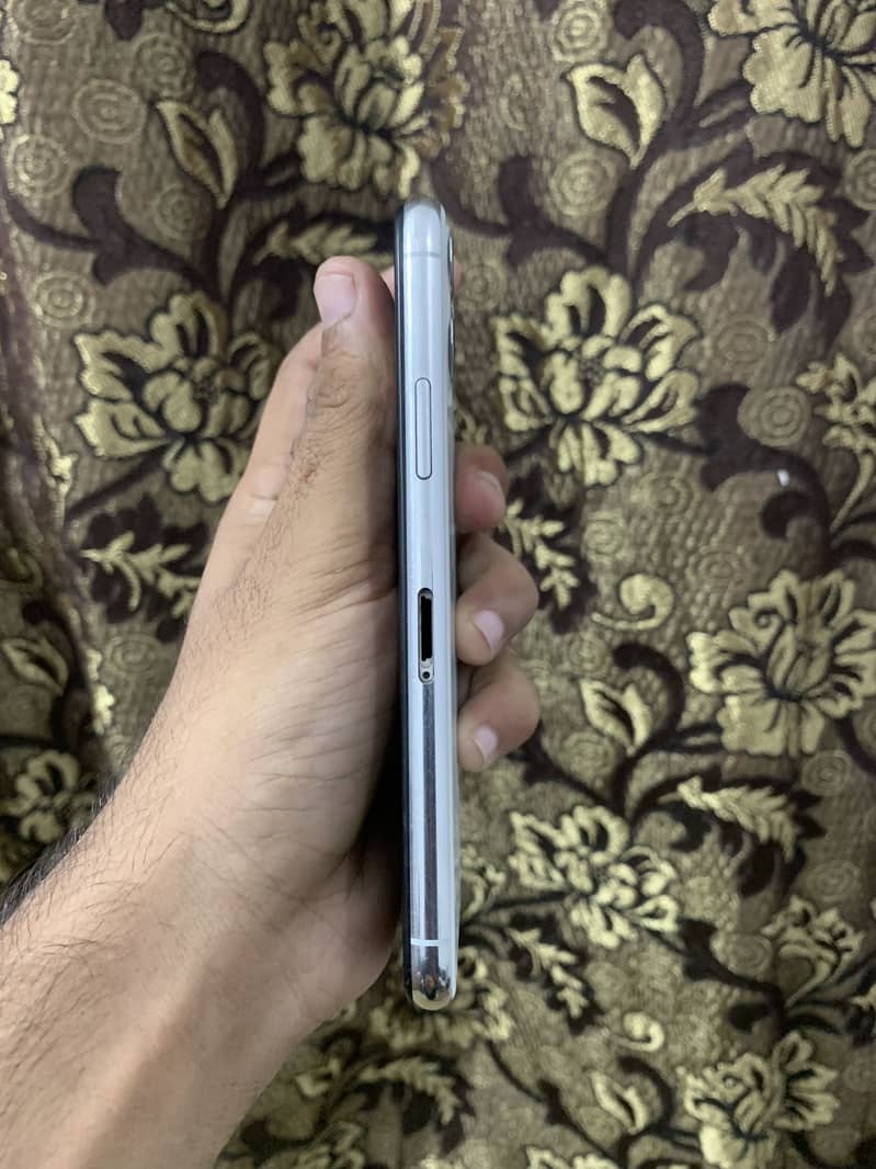 Apple iPhone 11 Pro 4