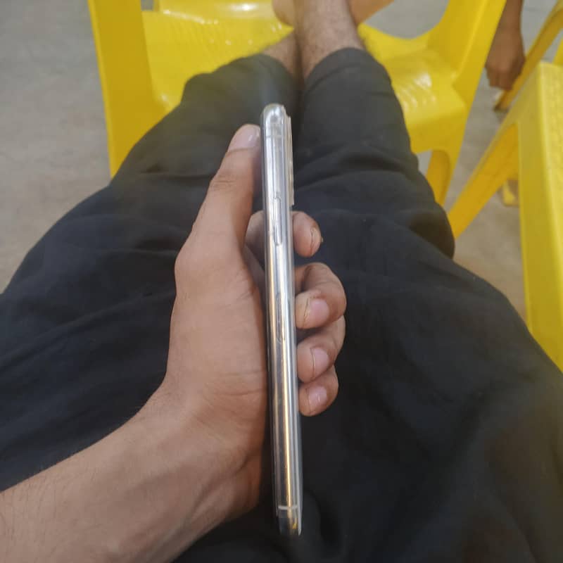 Apple iPhone 11 Pro Max 4