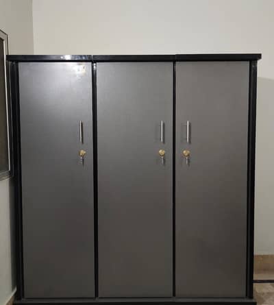 Three Door almari
