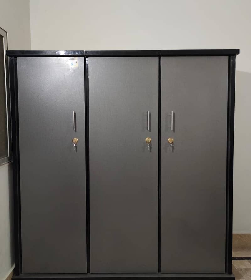 Three Door almari 0