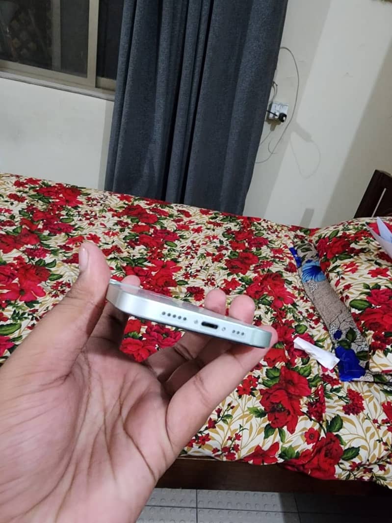 Apple iPhone 12 4