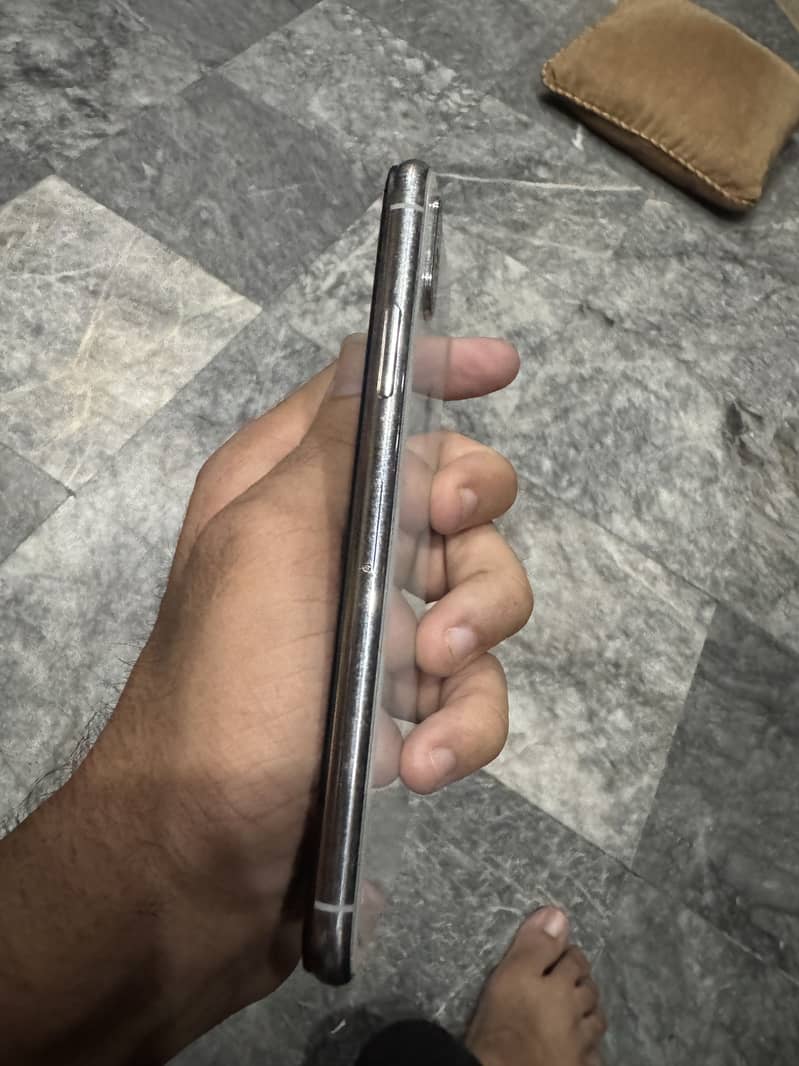 Apple iPhone X 4