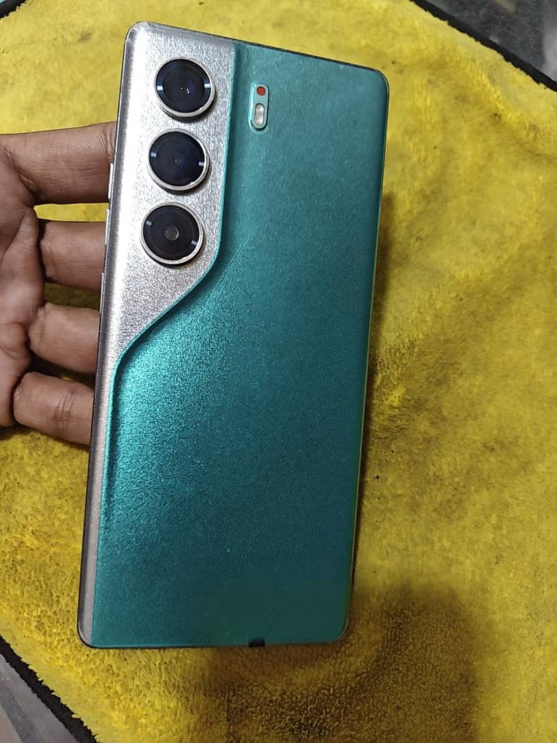 Tecno CAMON 40 Pro 0