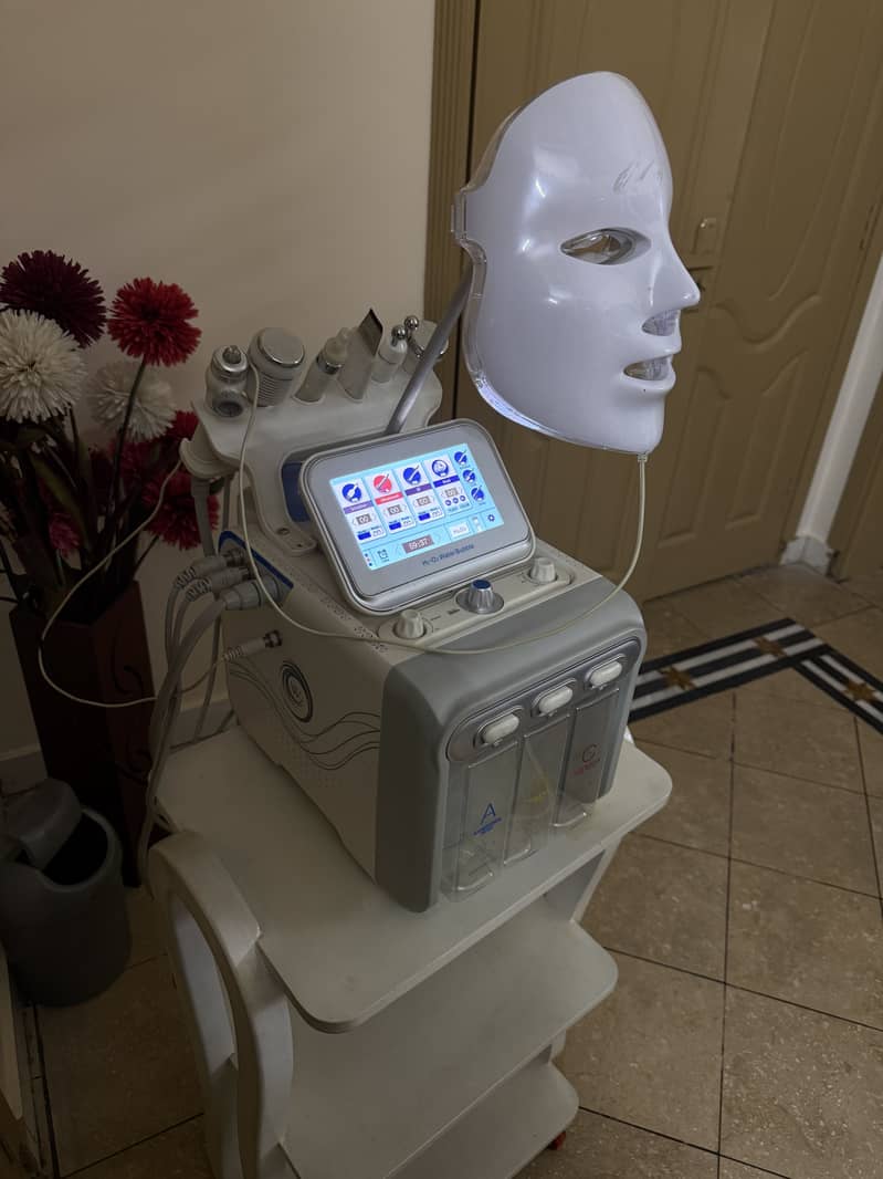 Hydrafacial machine with trolley 1