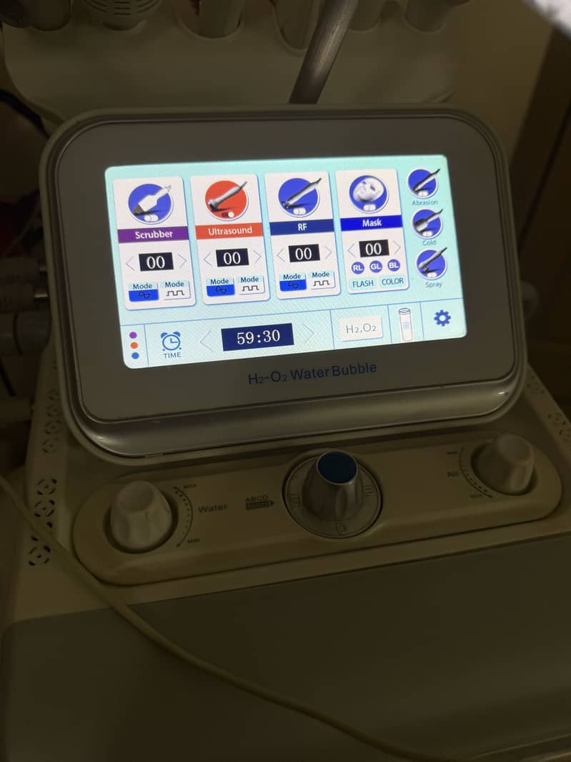 Hydrafacial machine with trolley 2