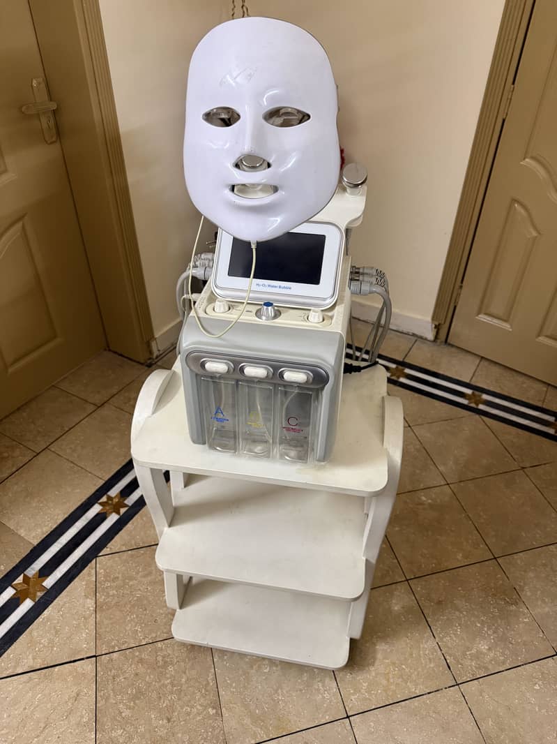 Hydrafacial machine with trolley 3