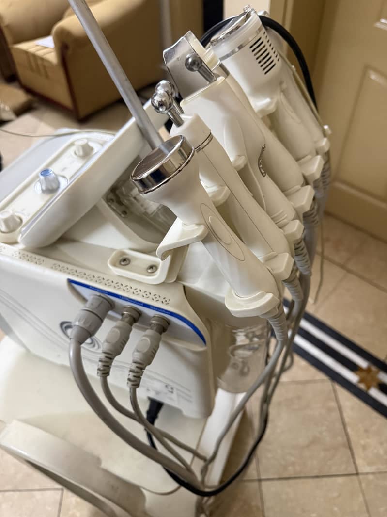Hydrafacial machine with trolley 4