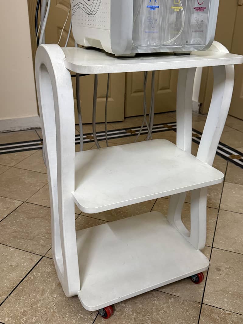 Hydrafacial machine with trolley 5