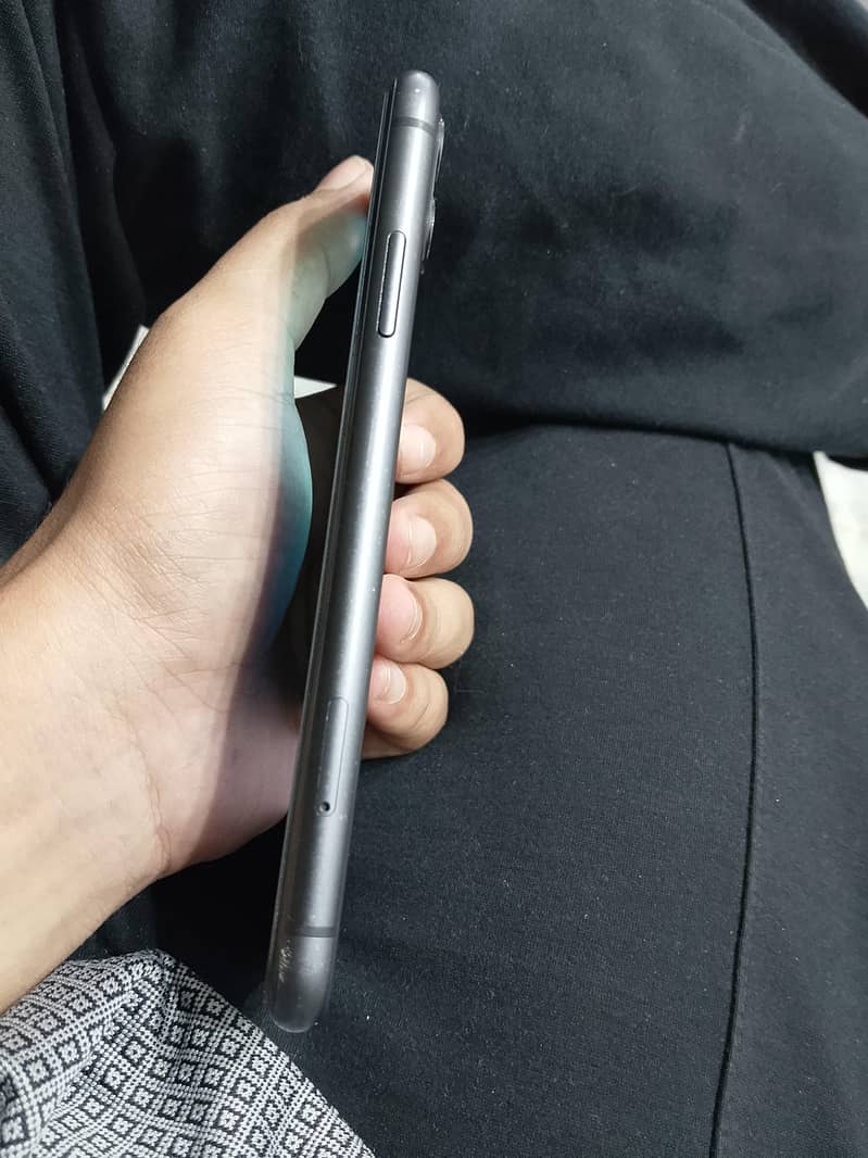 Apple iPhone 11 4