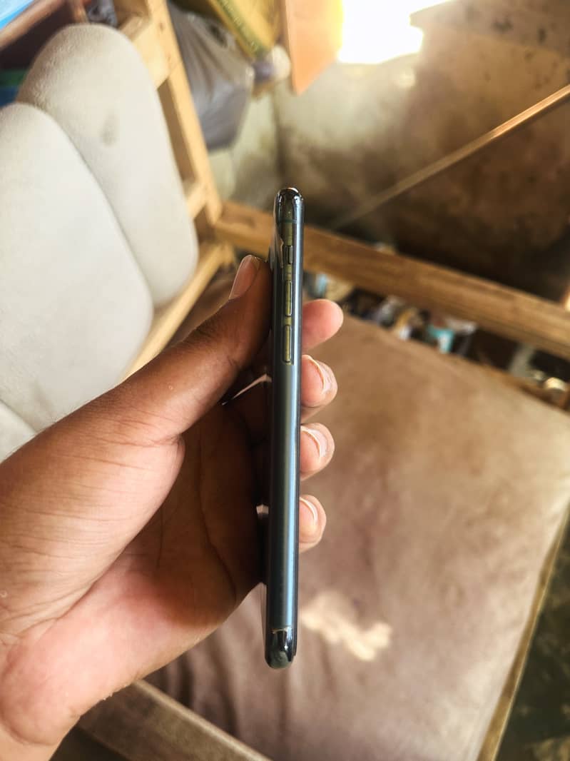 Apple iPhone 11 Pro 4