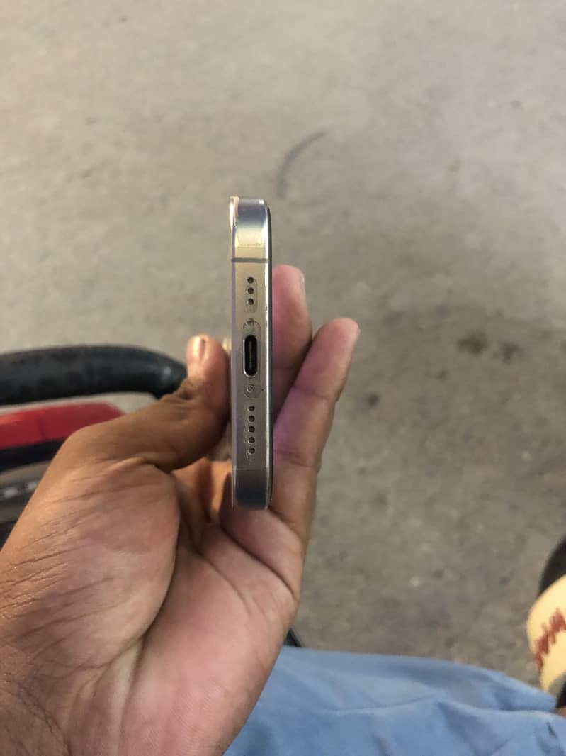 Apple iPhone 15 Pro 4