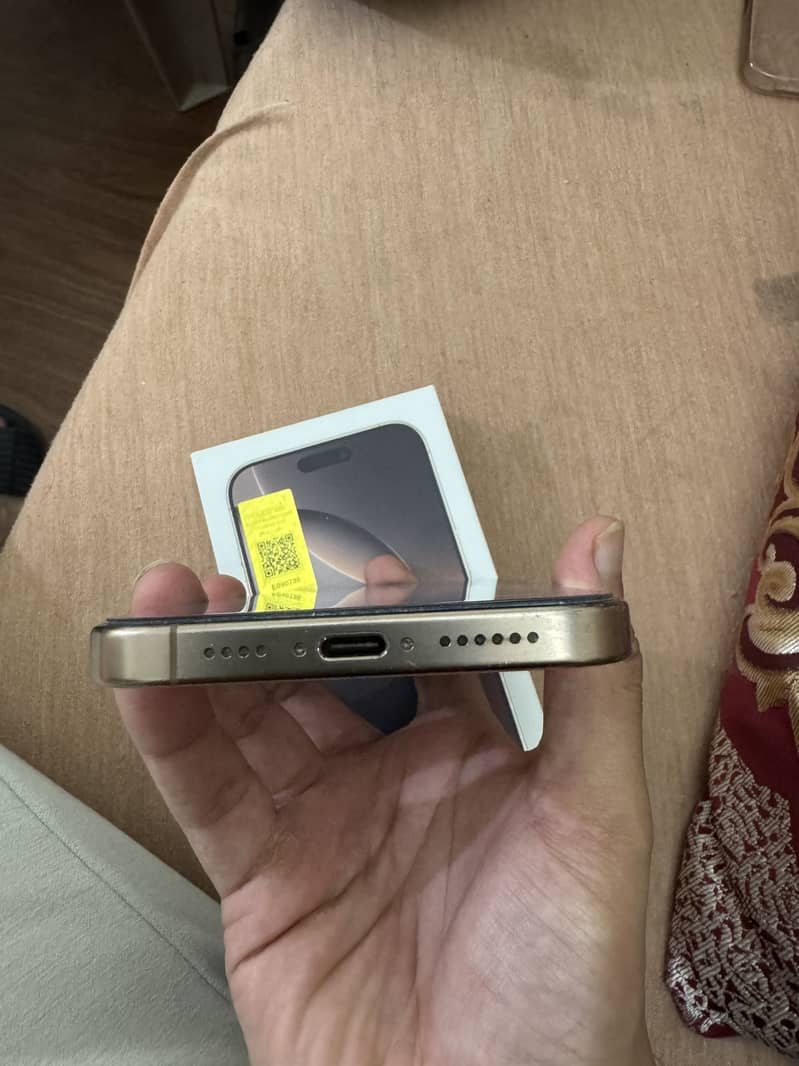 Apple iPhone 16 Pro Max 2