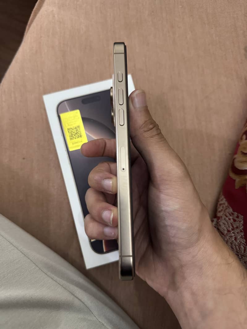 Apple iPhone 16 Pro Max 4