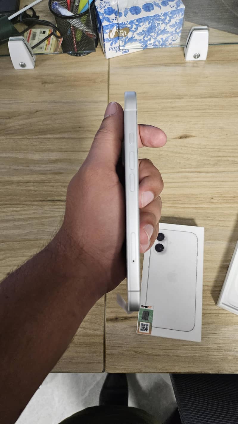 Apple iPhone 16 7