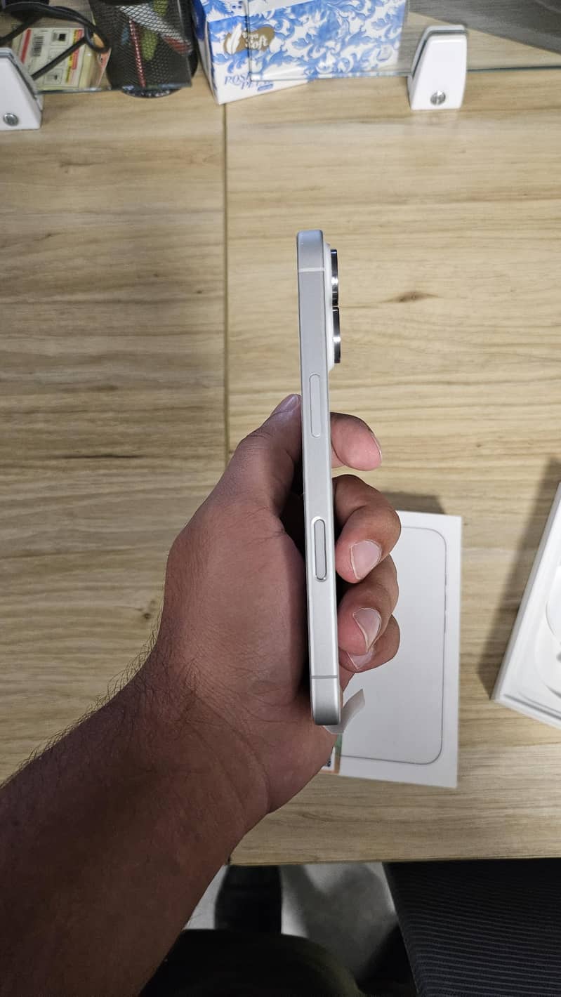 Apple iPhone 16 8