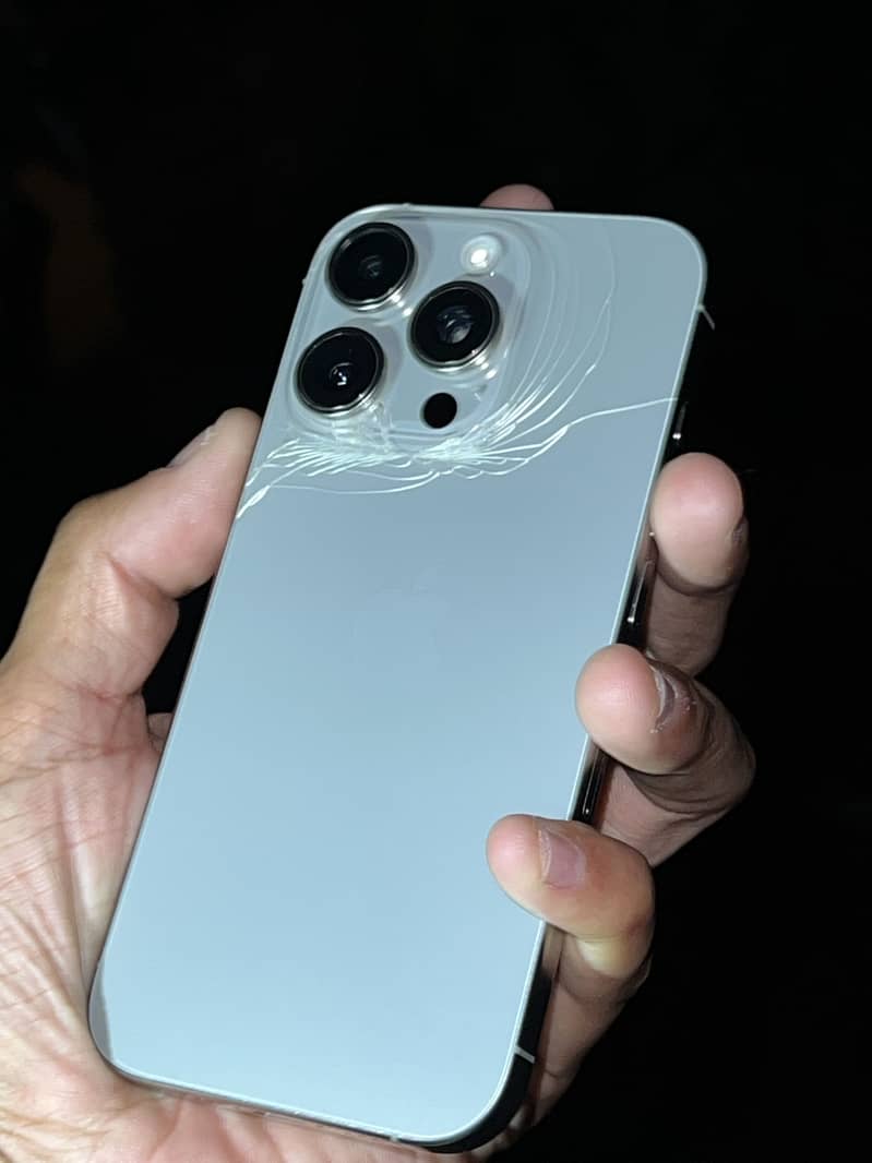 Apple iPhone 16 Pro 1