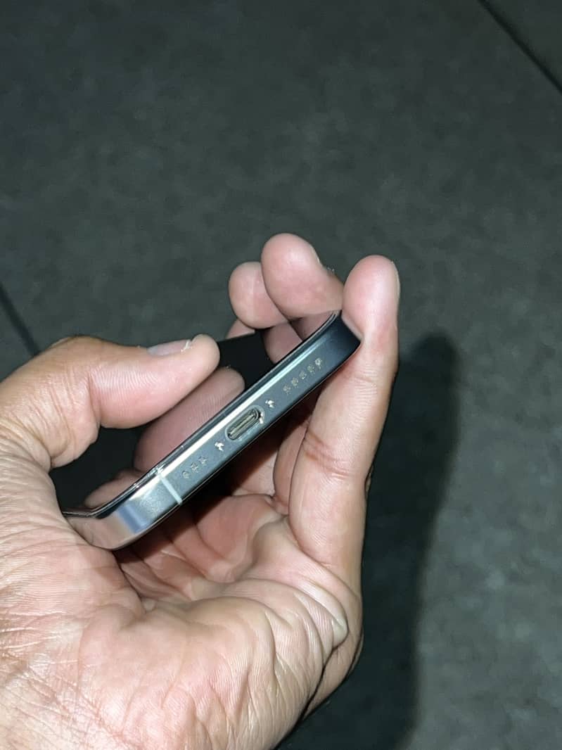 Apple iPhone 16 Pro 3