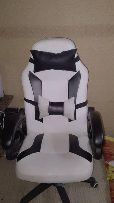 Gaming Chair – White & Black | Used – Good Condition