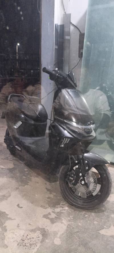 evee s1 model  black color just 1030km driven