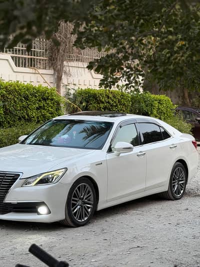 Toyota Crown Royal Saloon  2014 2.5 hybrid registered