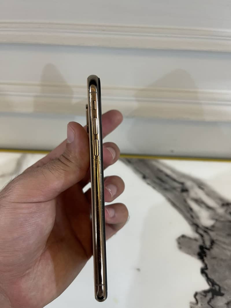 Apple iPhone XS 3