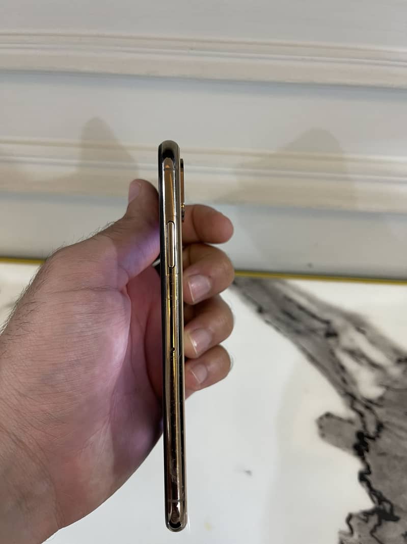 Apple iPhone XS 4