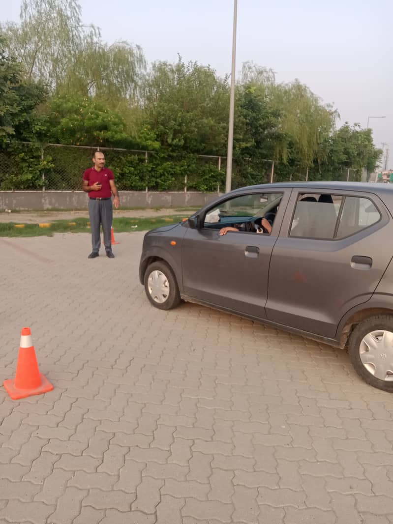 Driving instructor 0