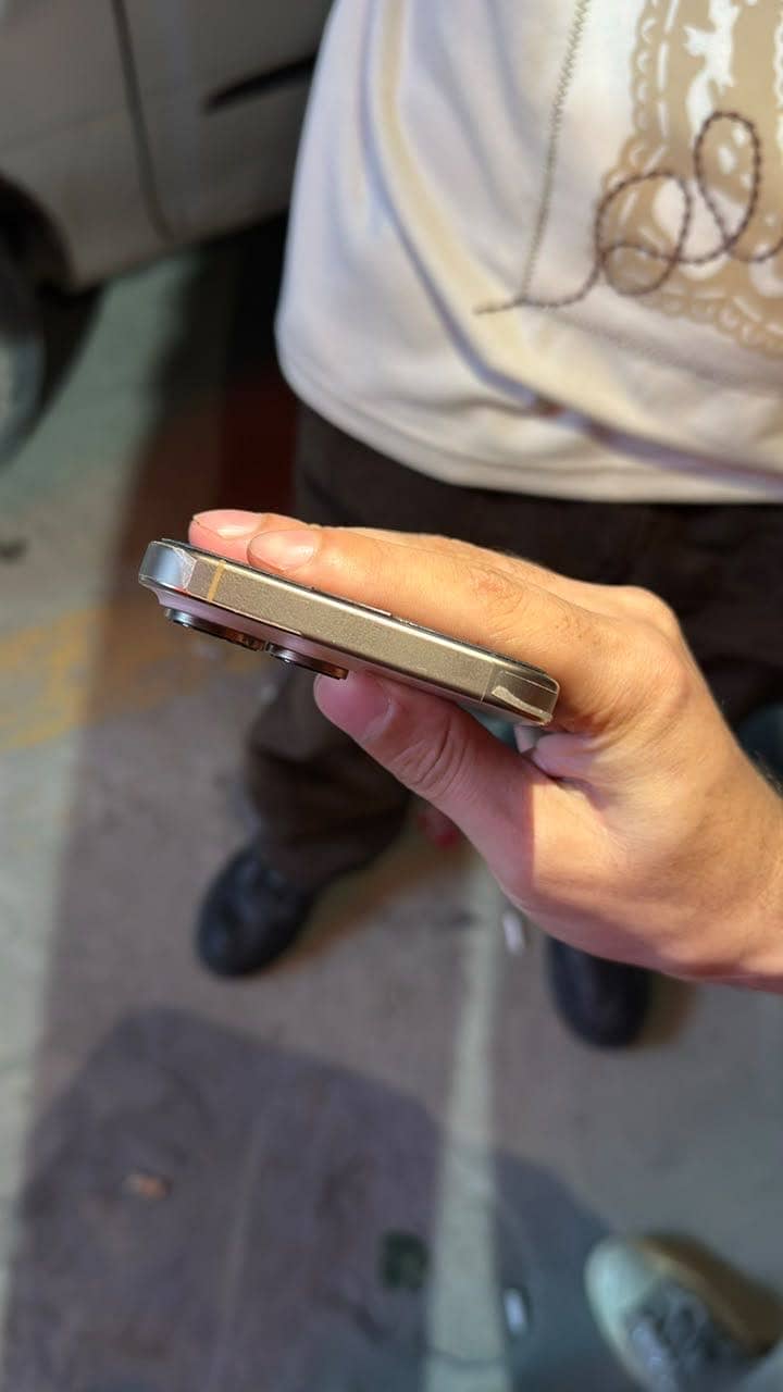 Apple iPhone 16 Pro Max 1