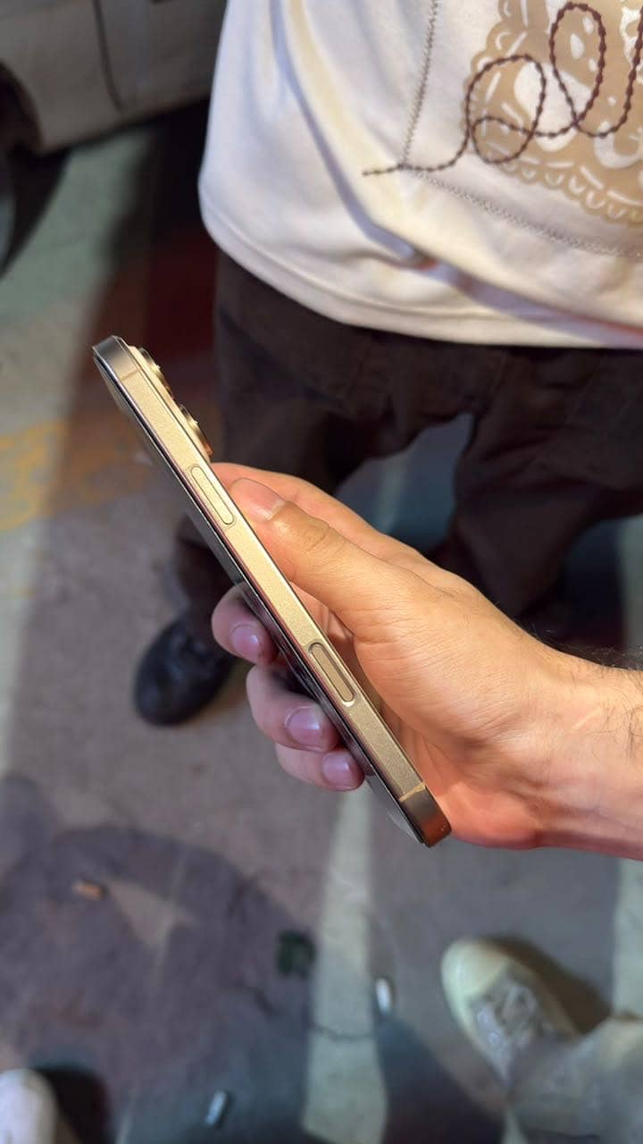 Apple iPhone 16 Pro Max 3