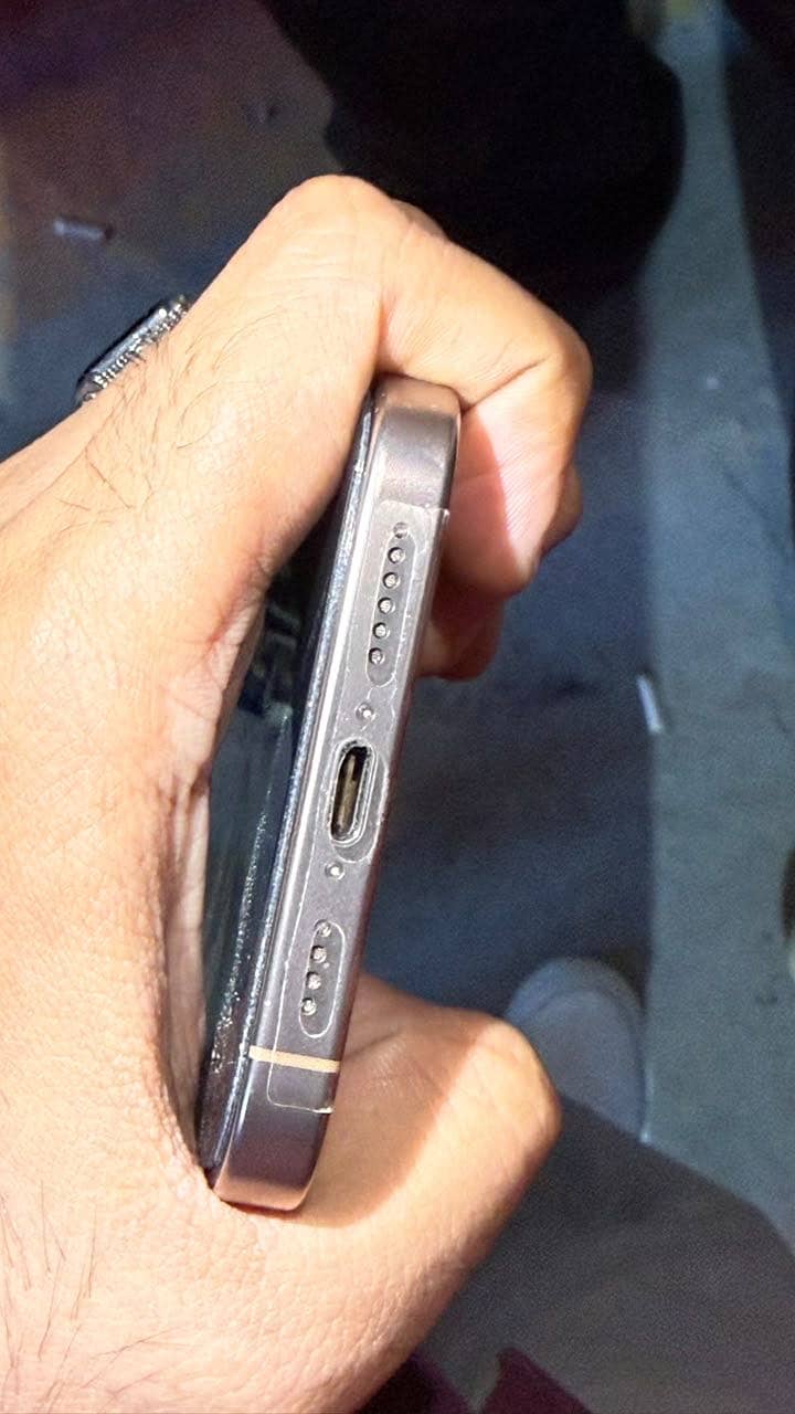 Apple iPhone 16 Pro Max 4