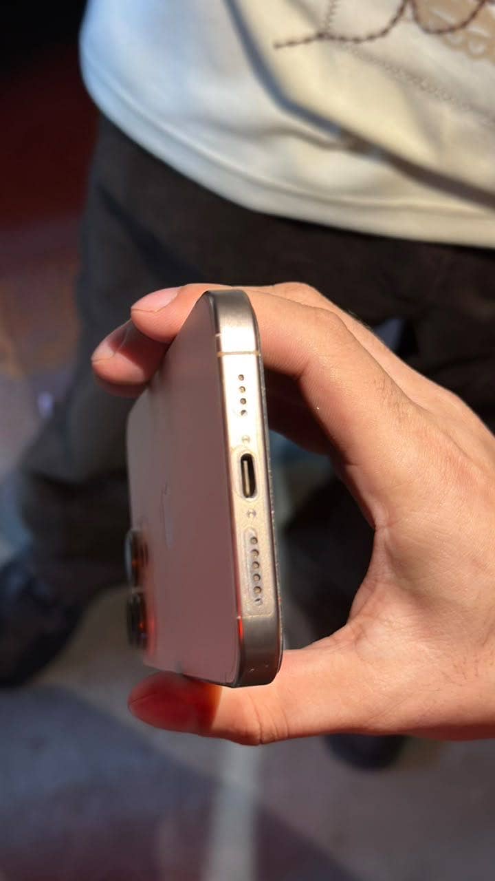 Apple iPhone 16 Pro Max 5