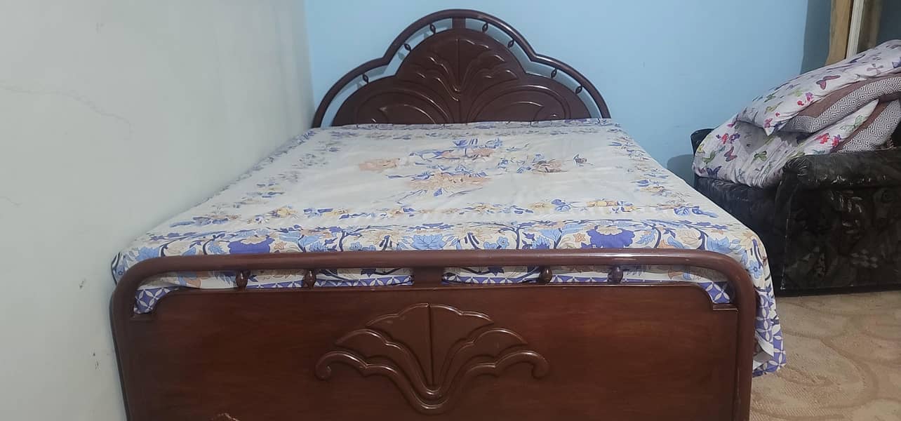 Queen Size Bed 0