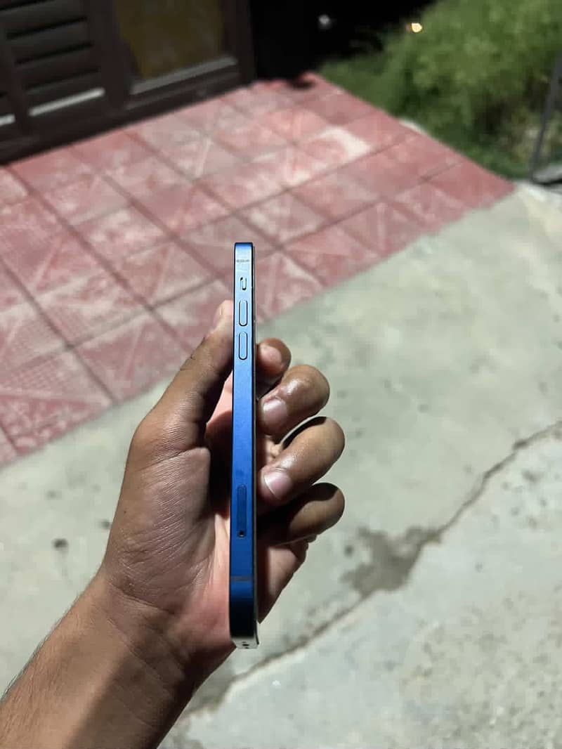 Apple iPhone 12 4