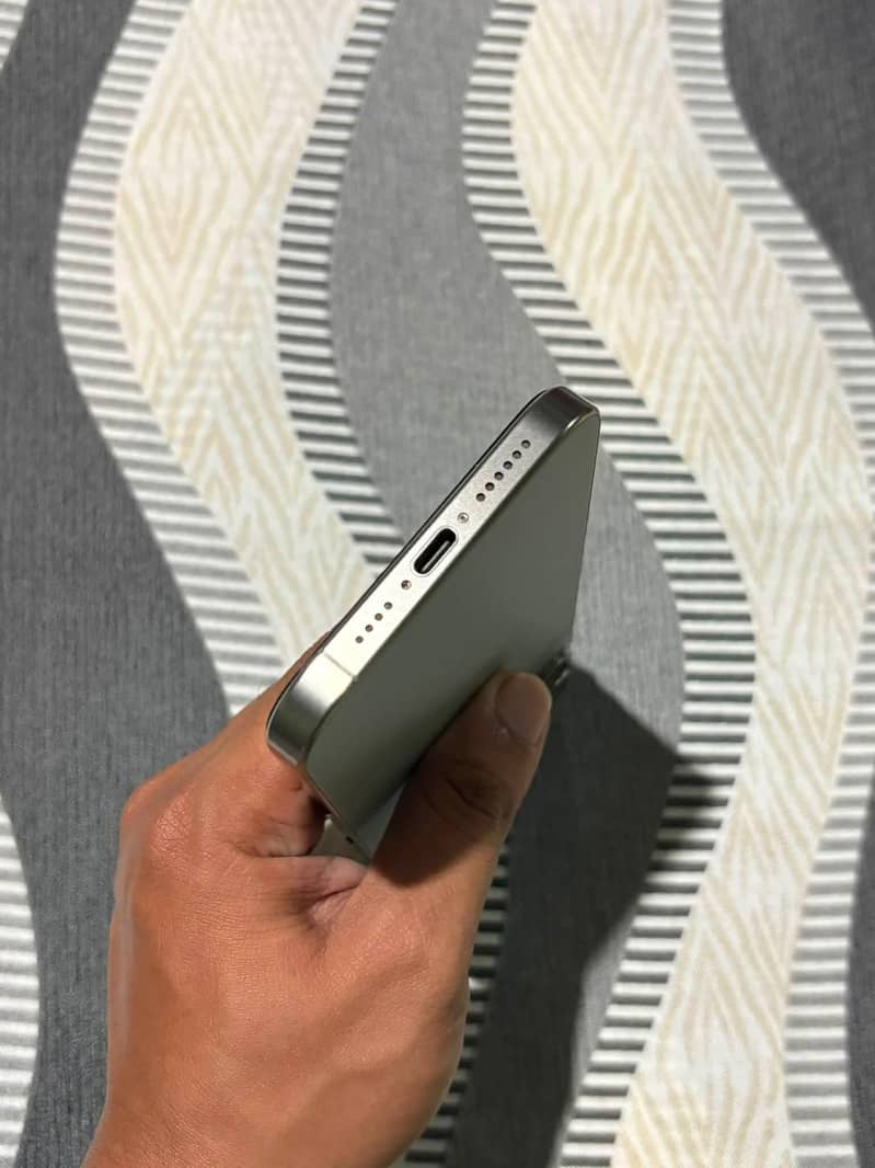 Apple iPhone 15 Pro Max 3