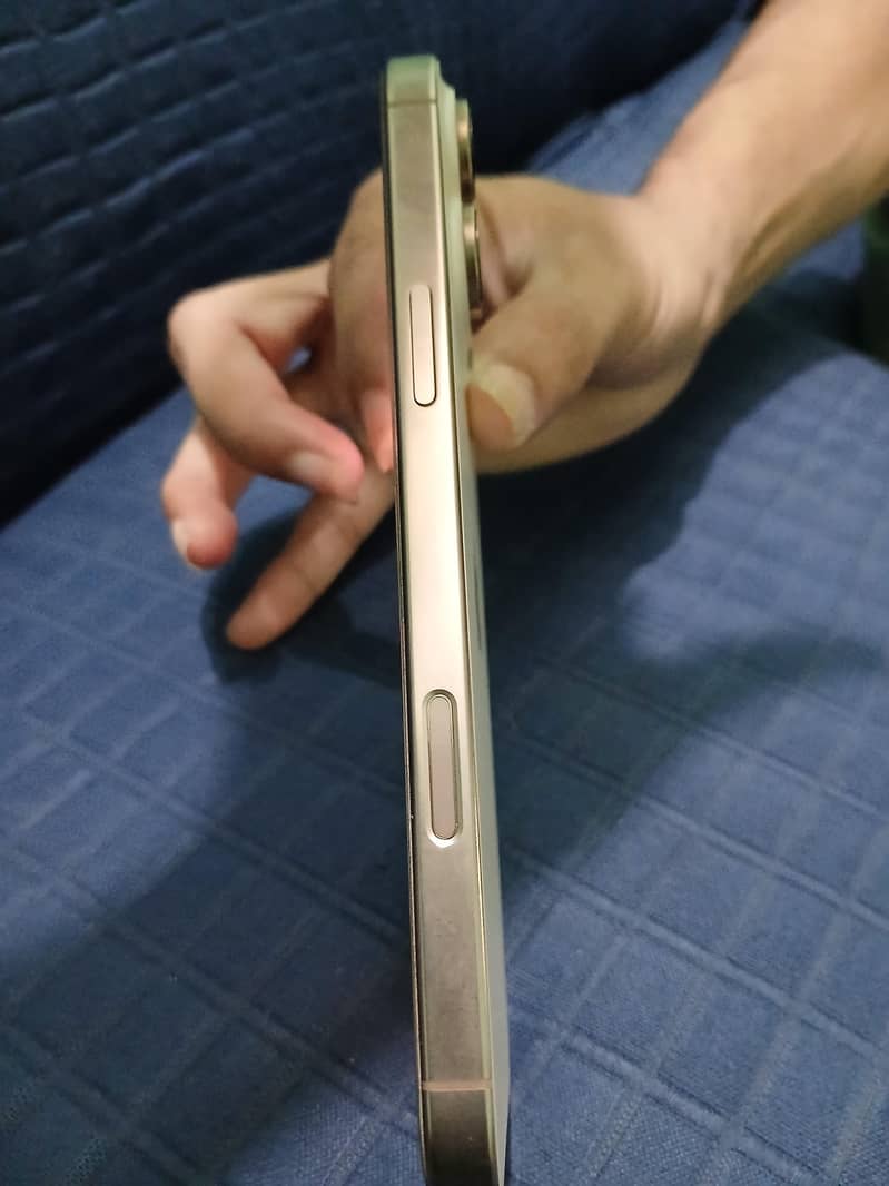 Apple iPhone 16 Pro Max 4
