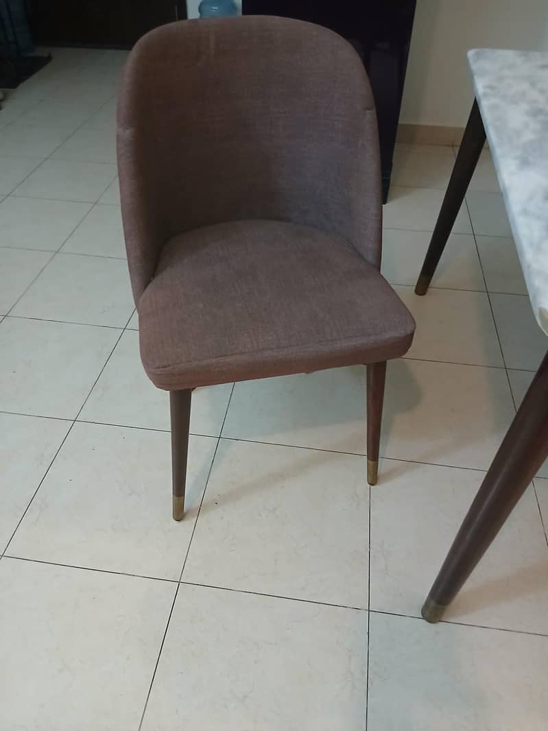 DINING TABLE 0