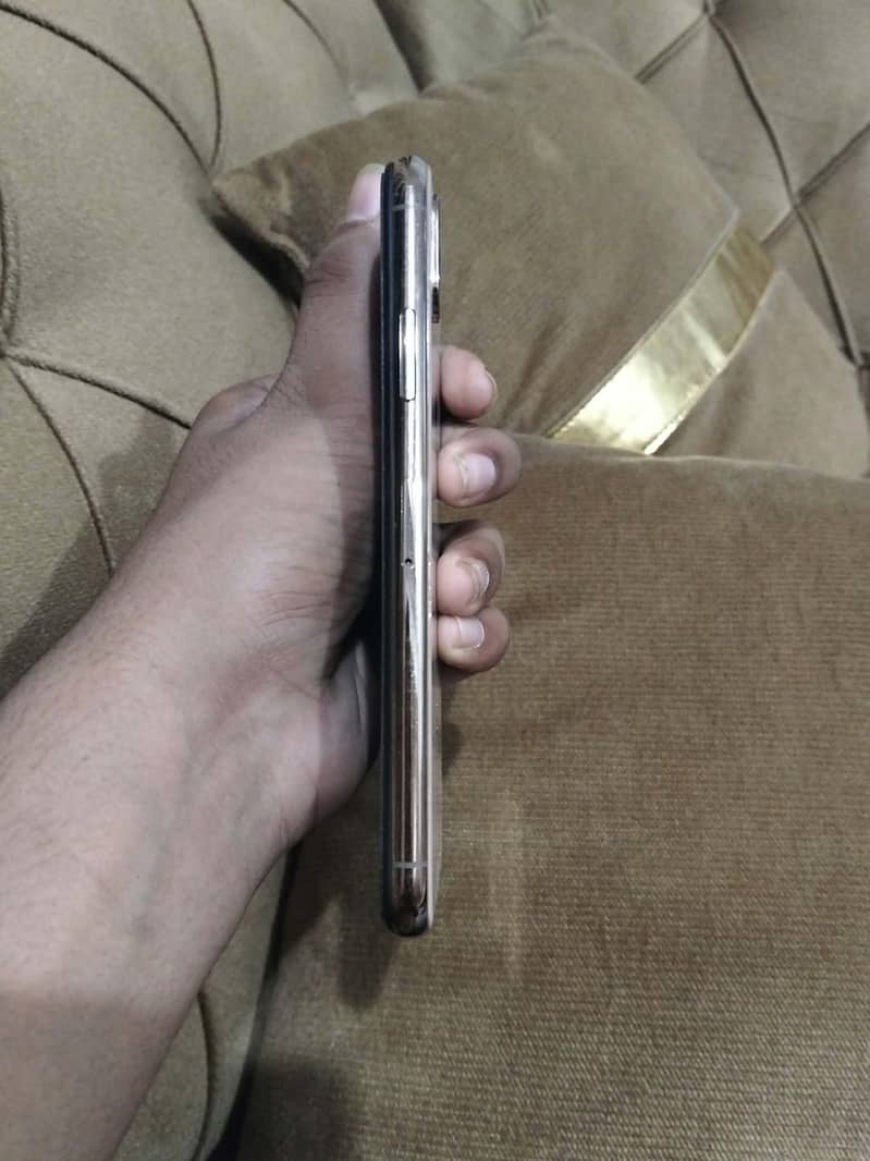 Apple iPhone XS 4