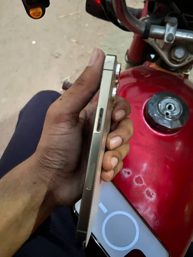 Apple iPhone 13 Pro 2