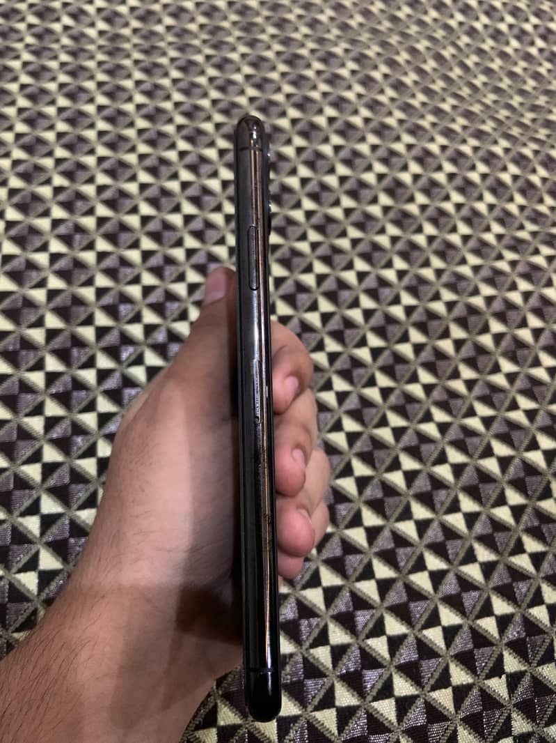 Apple iPhone 11 Pro Max 2