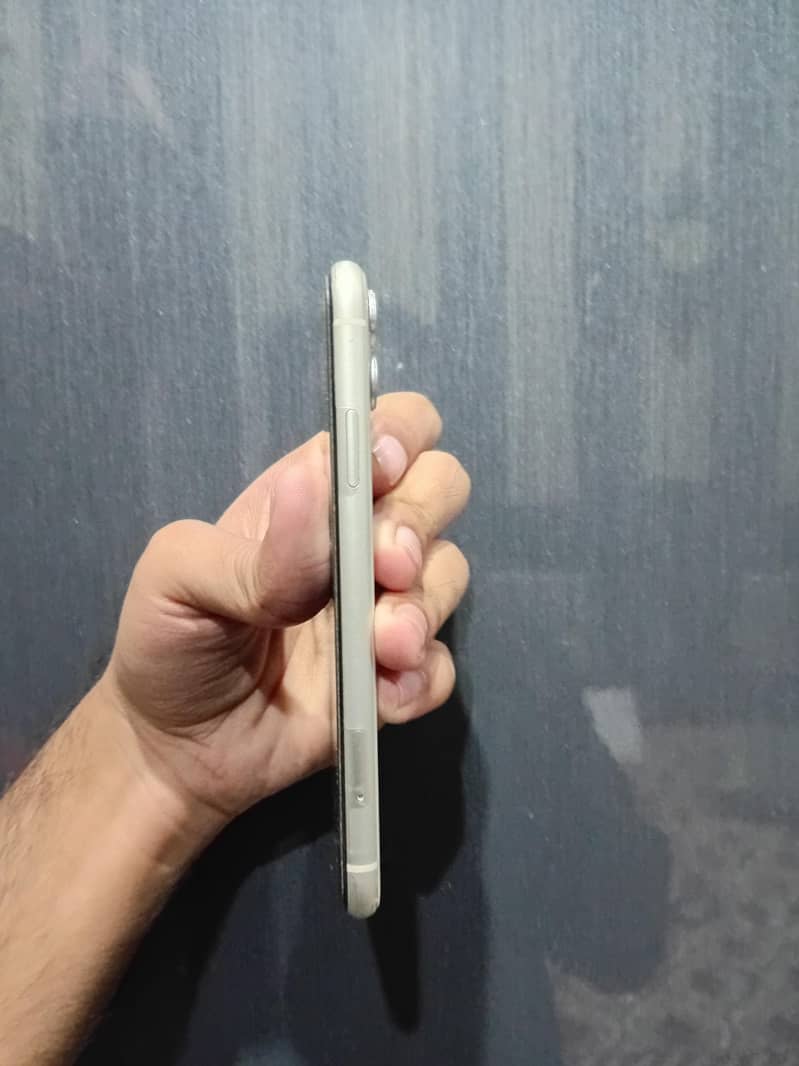 Apple iPhone 11 4