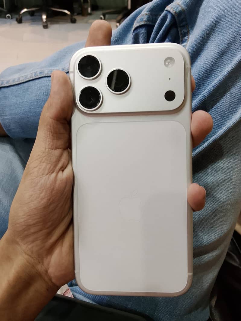 Apple iPhone 17 Pro Max 4