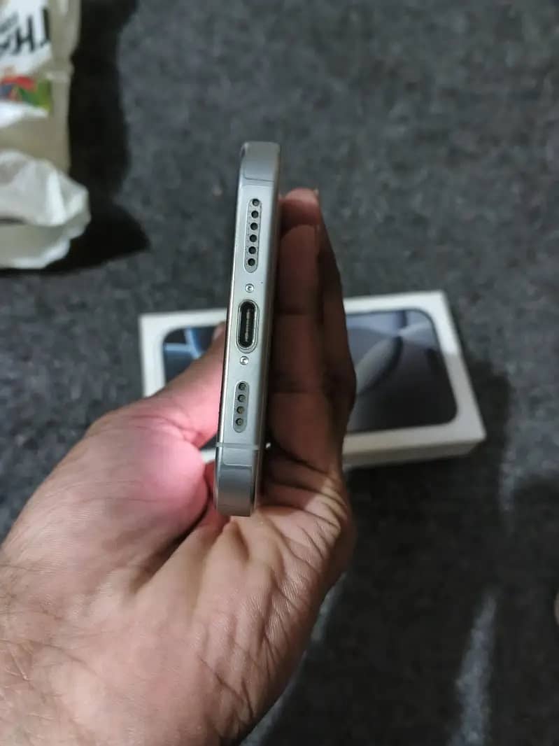 Apple iPhone 16 Pro Max 2