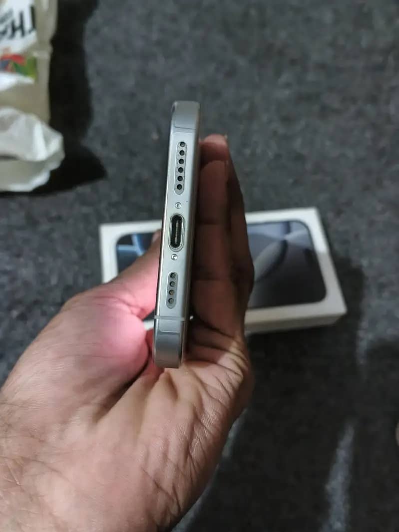 Apple iPhone 16 Pro Max 4
