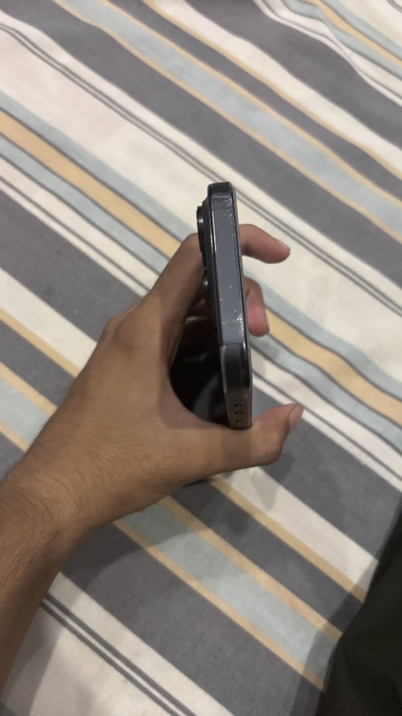 Apple iPhone 16 Pro 3