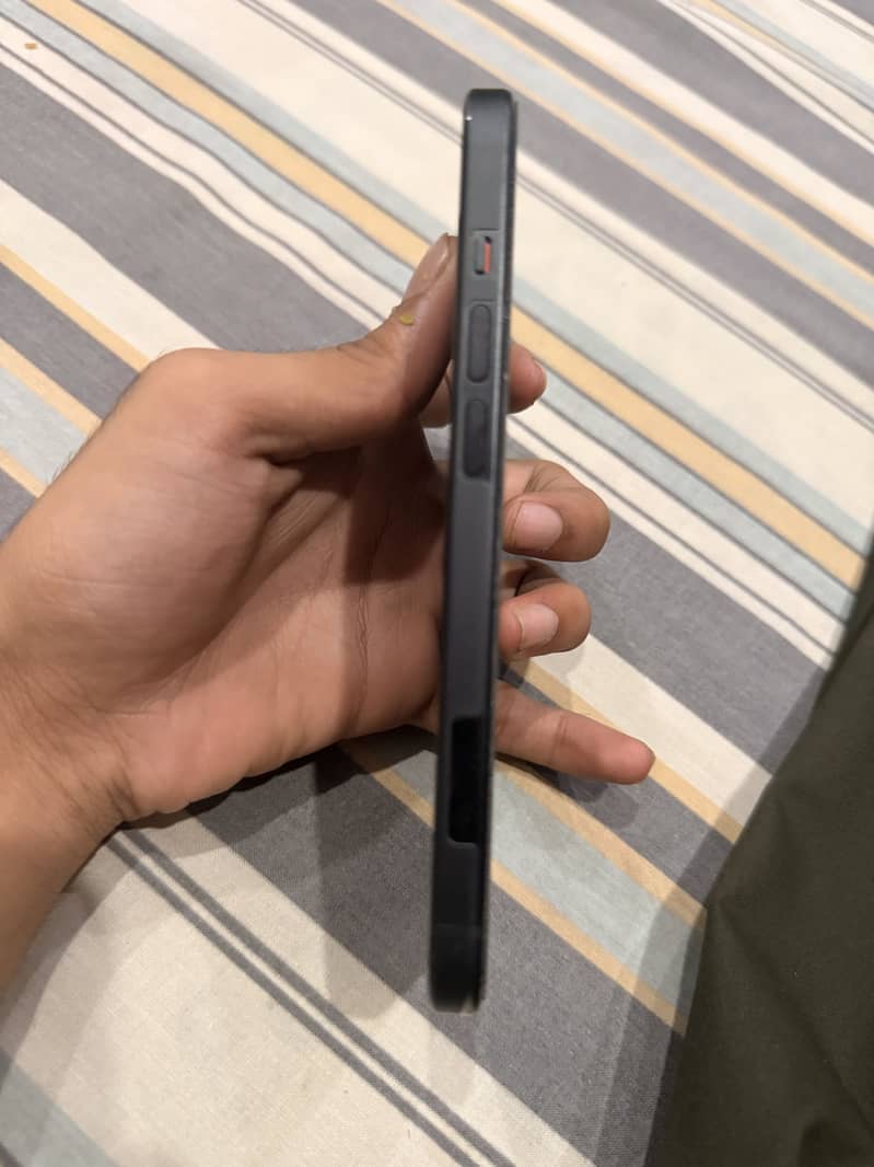 Apple iPhone 16 Pro 9