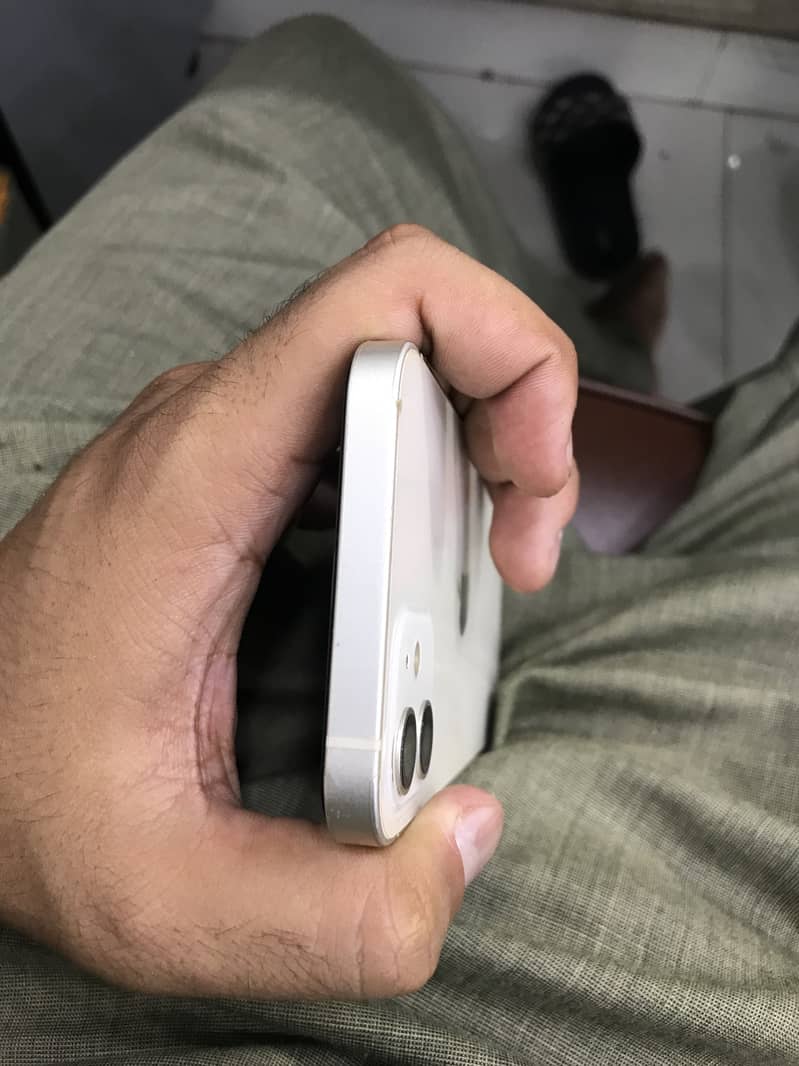 Apple iPhone 12 4