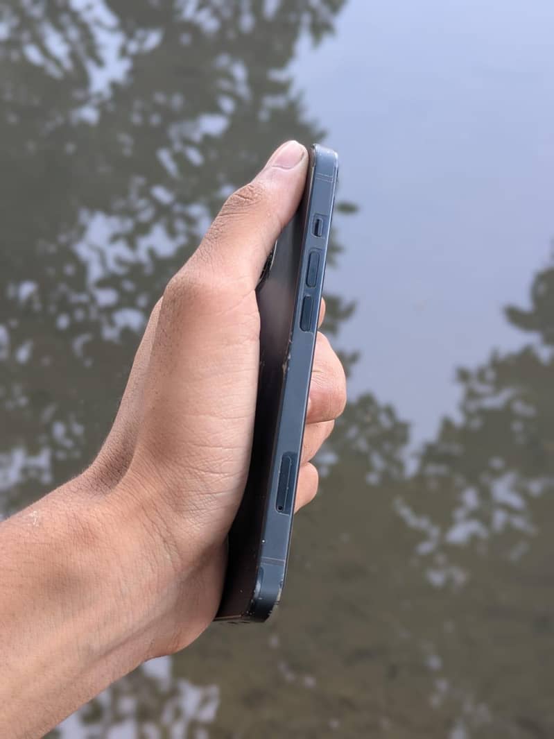 Apple iPhone 13 2