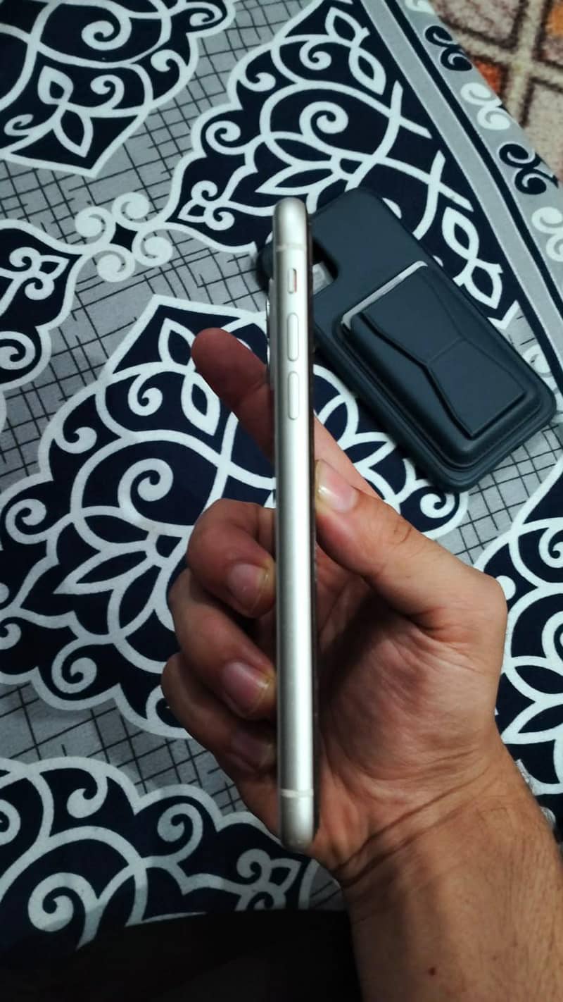 Apple iPhone 11 4