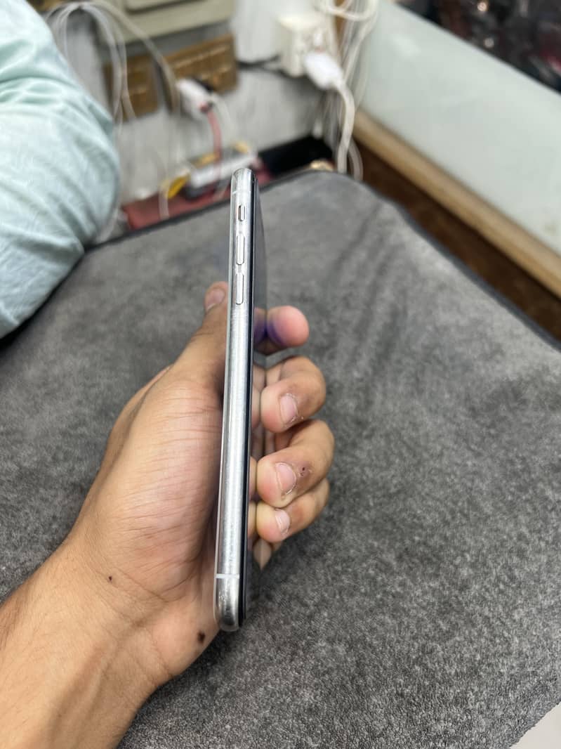 Apple iPhone X 3