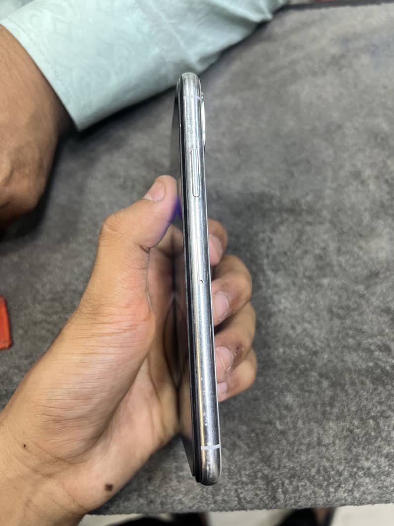 Apple iPhone X 4